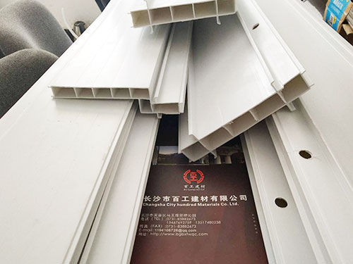 結(jié)構(gòu)拉縫規(guī)格型號(hào)？PVC拉縫板分類(lèi)是什么？